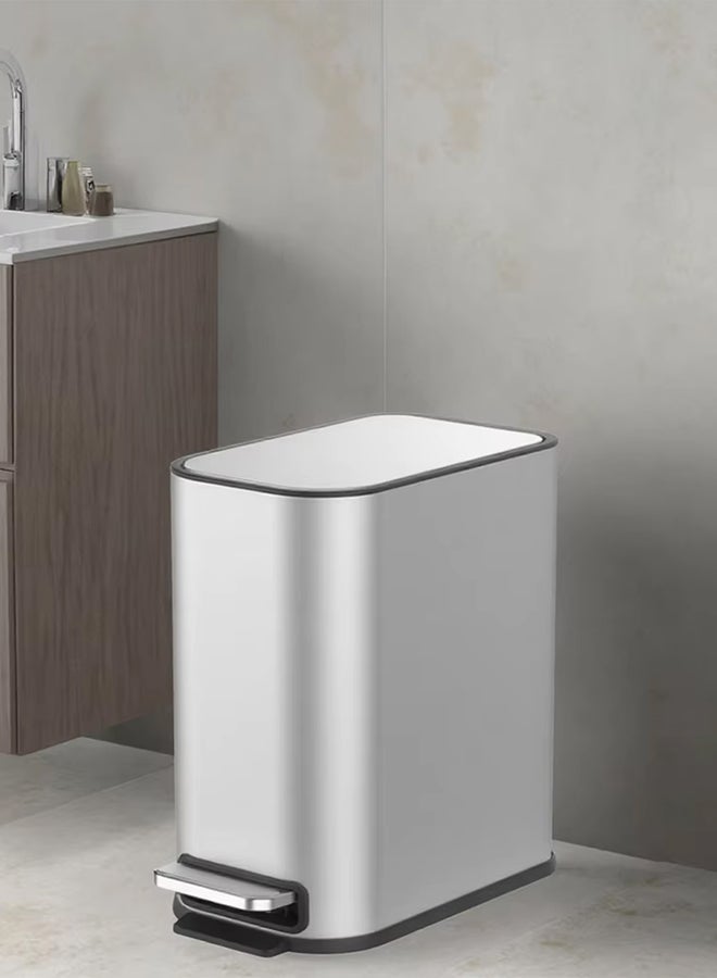 ايست من نون سلة مهملات نحيفة من الفولاذ المقاوم للصدأ سعة 5 لتر مع غطاء يغلق بصمت وسطح مقاوم لبصمات الأصابع للحمام، فضي - 15.2x27.5x27.8 سم - Image 4